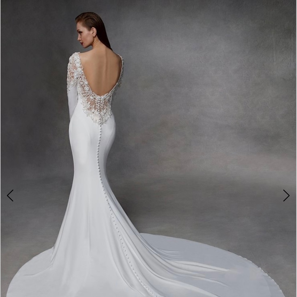Badgley mischka wedding dress BRAND NEW never worn. Size 6but can fit as size 8.
